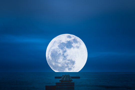 Fototapeta Pier into the full moon