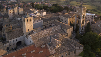 Obraz premium Detail of the Cathedral of San Leopardo, main church of Osimo, located on the highest hill of the city, called Gòmero. Of Romanesque-gothic style in white stone, it is found in the Marche in Italy.