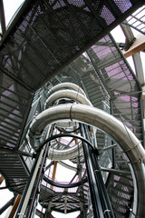 Sicht von unten auf eine spirale einer metallenen und Röhrenrutsche in futuristischer Konstruktion...
