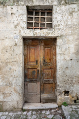 Fototapeta na wymiar Old and obsolete wooden door 