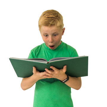 Freigestellter Junge ist vollkommen erstaunt &uuml;ber das, was er in einem gr&uuml;nen Buch liest. Das Cover des Buches kann mit einem Text versehen werden.  