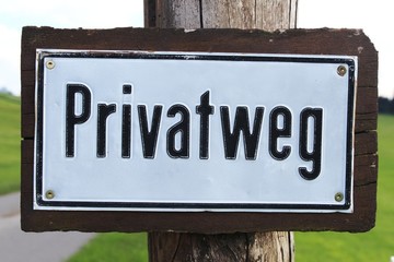 Schild Privatweg in ländlicher Umgebung, Bayern