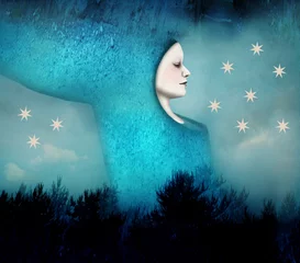 Abwaschbare Fototapete Surrealismus Schönes künstlerisches Bild einer Frau, die in einer surrealen Nachtlandschaft schläft
