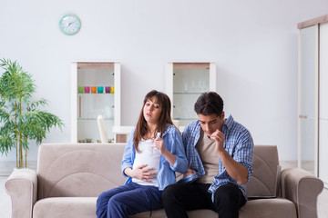 Obraz premium Pregnant woman with husband at home