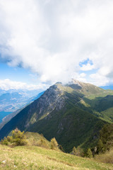 Fototapeta premium Panorama wspaniałe alps góry Monte Baldo góra i białe chmury Macesine, Provincia di Verona, Veneto, Włochy