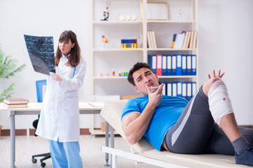 Fototapeta premium Zawodnik sportowy odwiedza lekarza po kontuzji