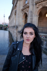 Fototapeta premium Junge Frau spaziert an einem Frühlingsabend durch die historische Mitte von BerlinXXII