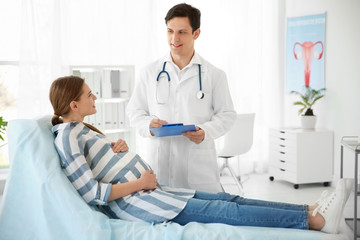 Obraz premium Gynecology consultation. Pregnant woman with her doctor in clinic