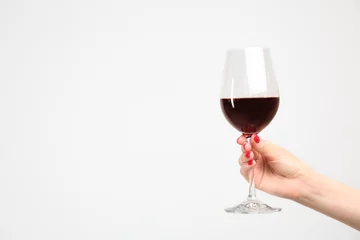Crédence de cuisine en verre imprimé Vin Woman holding glass of red wine on white background