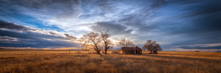 Old farmhouse at sunset in the countryside - obrazy, fototapety, plakaty