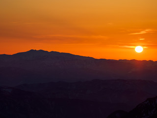 シルエットの白山と夕日