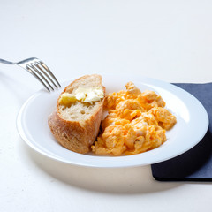 Rührei mit Brot und Butter