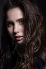 Fototapeta premium Klasyczny portret nastolatki w czarnej koszuli