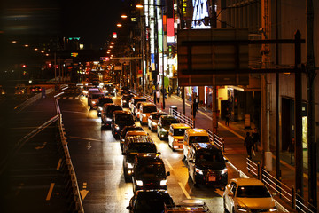 Fototapeta na wymiar 渋滞している都会の夜の車道