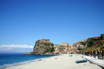 Blick auf den Strand und die Festung von Scilla