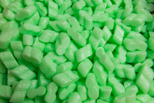 Grüne Styropor-Chips als Verpackungsmaterial für einen sicheren Versand