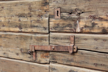 antica porta con serratura chiavistello