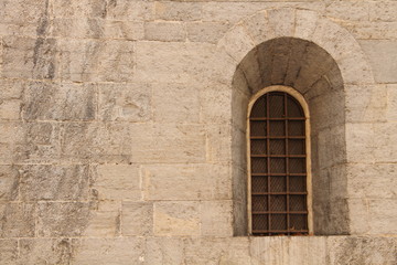 finestra chiesa medievale Como, Italia