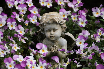Friedhofsengel zwischen Blumen