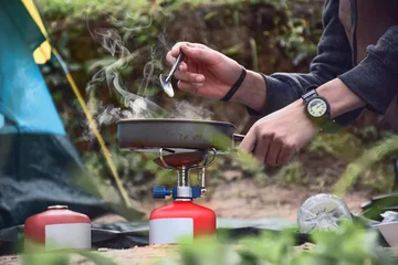 Gordijnen Ontbijt voor de tent in de ochtend, onscherpe achtergrond © virusb2120