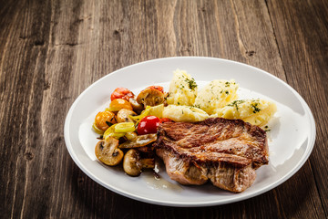 Grilled steak with mashed potatoes and vegetables 