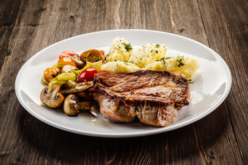 Grilled steak with mashed potatoes and vegetables 