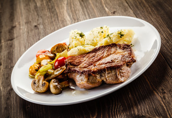Grilled steak with mashed potatoes and vegetables 