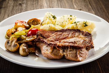 Grilled steak with mashed potatoes and vegetables 