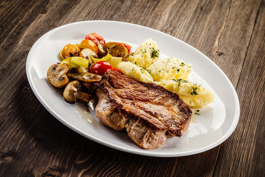 Grilled steak with mashed potatoes and vegetables 