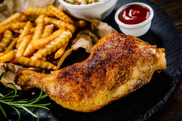 Roast chicken leg with chips and vegetables 