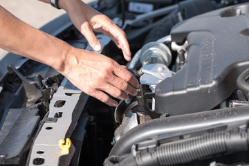 Auto Motor mit Händen um etwas zu reparieren