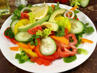 Gemischter Salat mit Avocado