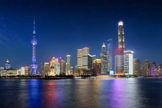 Die beleuchtete Skyline von Shanghai in China bei Nacht mit Sternenhimmel