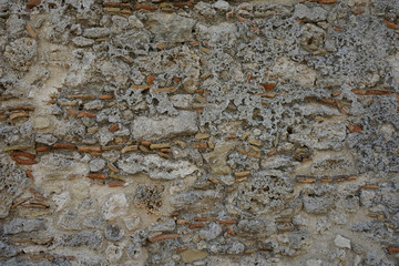 Alte Steinmauer mit Ziegeln und verschiedenen Steinelementen