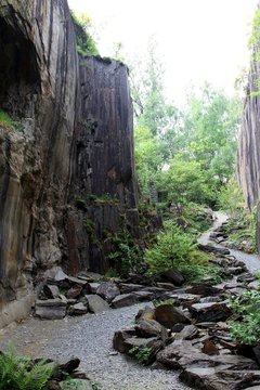 Les pans de Travassac,anciennes carri&egrave;res d'ardoises en Corr&egrave;ze &agrave; Donzenac