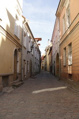 Fototapeta na wymiar Rue pavés de la ville basse à Tallinn, Estonie