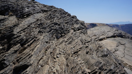 地層の見える山頂