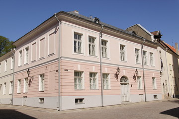 Fototapeta na wymiar Maison rose à Tallin, Estonie 