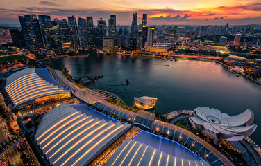 Fototapeta na wymiar Singapore Skyline and view of skyscrapers on Marina Bay at twilight time.