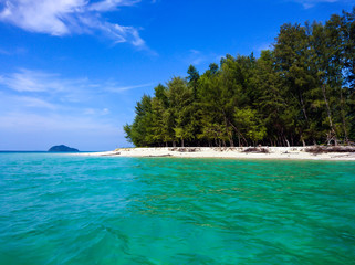 Fototapeta premium Koh Bulone island water and sky in Satun, Thailand