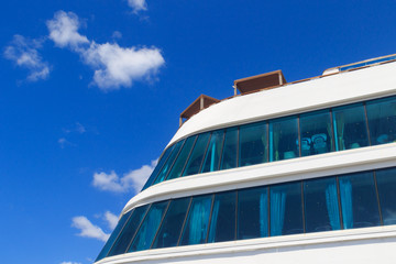 5.7万トンの豪華客船