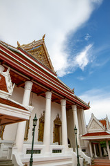 Naklejka premium Wat Makutkasatriyaram, beautiful temple view to skyline in Bangkok Thailand