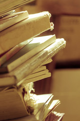 стопка старых потертых книг