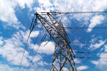 Strommast mit Hochspannungsleitung
