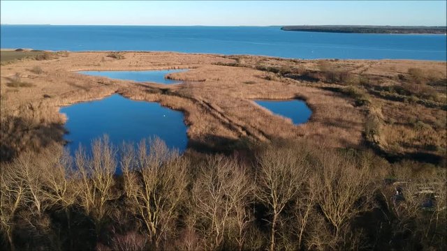 Flug &uuml;ber eine blaue Sumpflandschaft an der Ostseek&uuml;ste