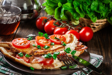 Omelette with bacon and tomatoes