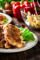 Chicken medallions with red peppers served with chips