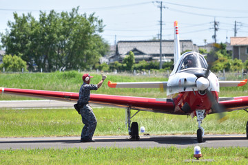 航空自衛隊の練習機と整備士