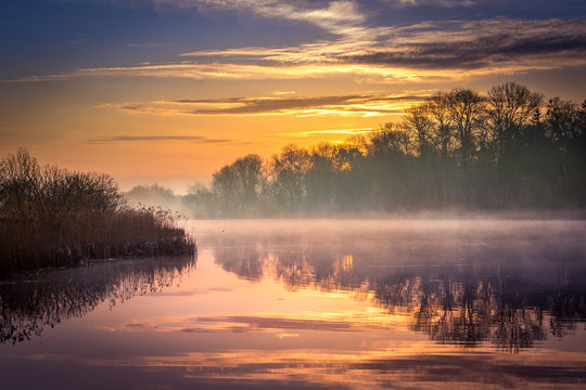 Staw o poranku w miejscowości Krupe, obok zamku.