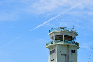 Fototapeta na wymiar 管制塔と飛行機雲